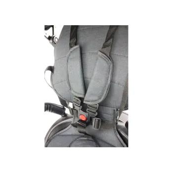 Zbliżenie na gumowane opony roweru PRO550 Czarny