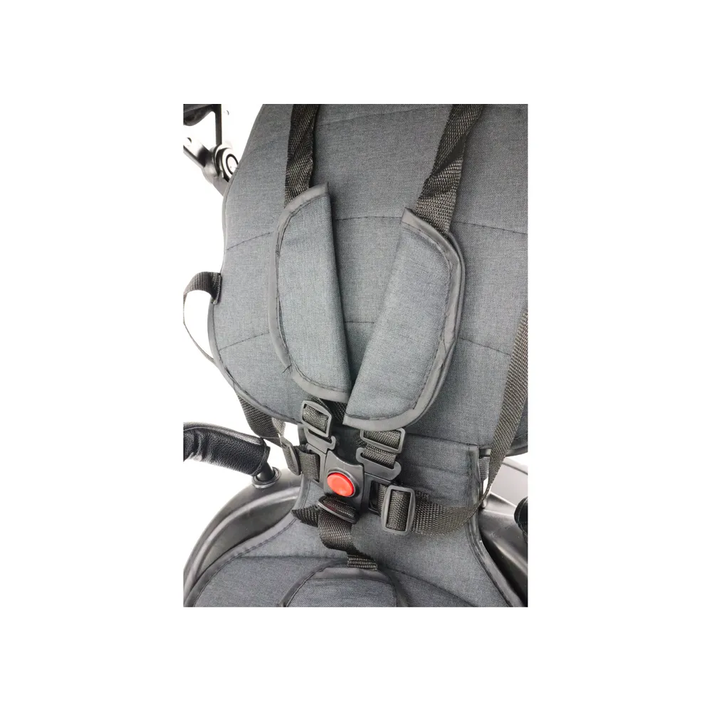 Zbliżenie na gumowane opony roweru PRO550 Czarny