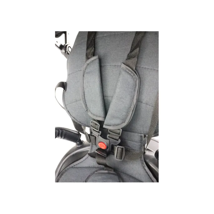 Zbliżenie na gumowane opony roweru PRO550 Czarny