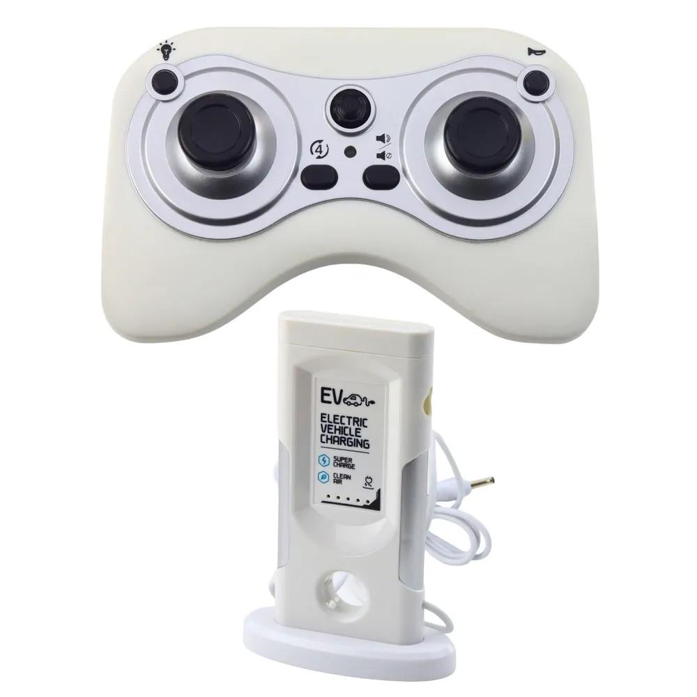 Funkcjonalny srebrny Pickup Truck RC podczas jazdy po nierównym terenie