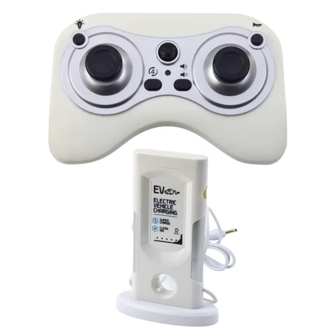 Funkcjonalny srebrny Pickup Truck RC podczas jazdy po nierównym terenie