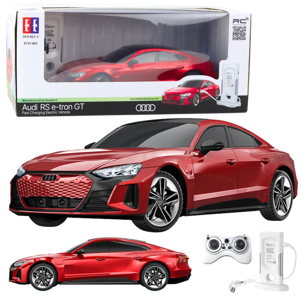 Czerwony model Audi RS E-tron GT RC ujęcie z przodu z pilotem