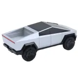 Detal przodu srebrnego auta RC z oświetleniem LED