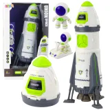 Zestaw rakieta kosmiczna z figurkami astronautów i pojazdem na białym tle