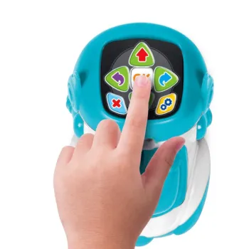 Robot Doc w trakcie programowania na edukacyjnej macie