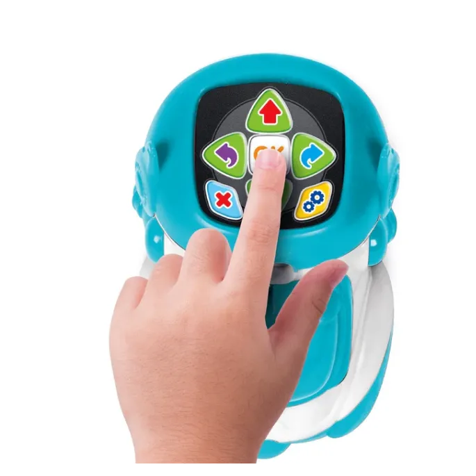 Robot Doc w trakcie programowania na edukacyjnej macie