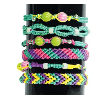 Elementy zestawu Clementoni do samodzielnego tworzenia oryginalnych bransoletek