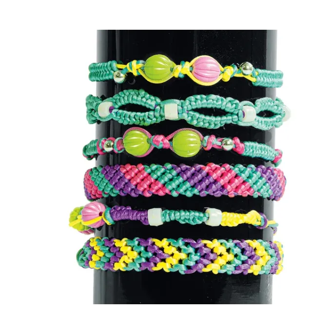 Elementy zestawu Clementoni do samodzielnego tworzenia oryginalnych bransoletek