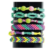 Elementy zestawu Clementoni do samodzielnego tworzenia oryginalnych bransoletek