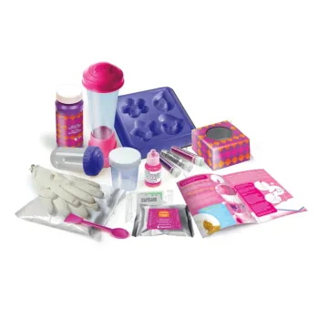 Dziecko tworzące brokatowe dekoracje w domowym laboratorium