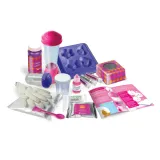 Dziecko tworzące brokatowe dekoracje w domowym laboratorium