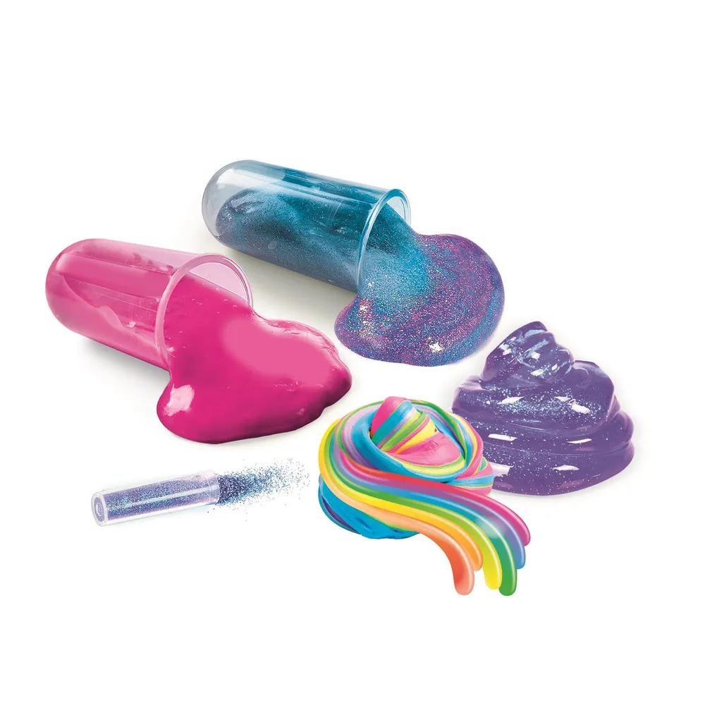 Dziecko tworzy kolorowego i brokatowego slime'a z zestawu Clementoni