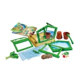 Dziecko bawiące się szklarnią edukacyjną i sadzące rośliny