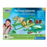 Zbliżenie na szklarnie Clementoni z rosnącymi sadzonkami