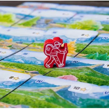 Rozłożona plansza gry z kartami i pionkami na stole