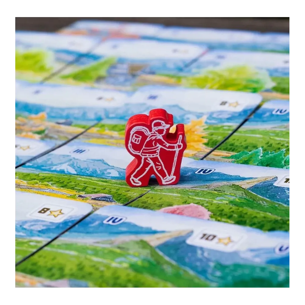 Rozłożona plansza gry z kartami i pionkami na stole