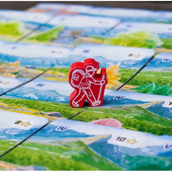 Rozłożona plansza gry z kartami i pionkami na stole