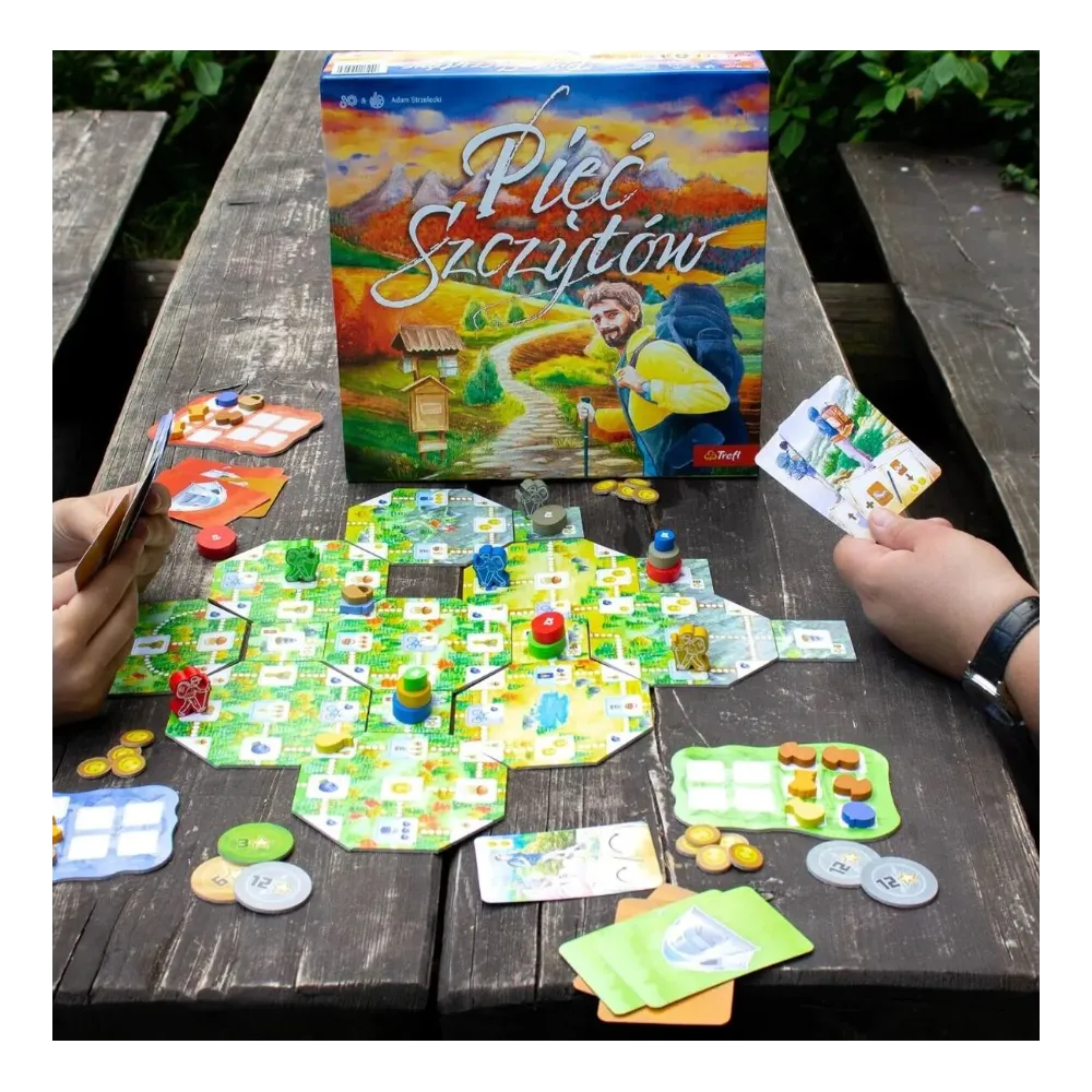 Zbliżenie na karty akcji i panoramy z gry Pięć Szczytów