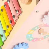 Bezpieczny pchacz drewniany z funkcją liczydła dla małych dzieci