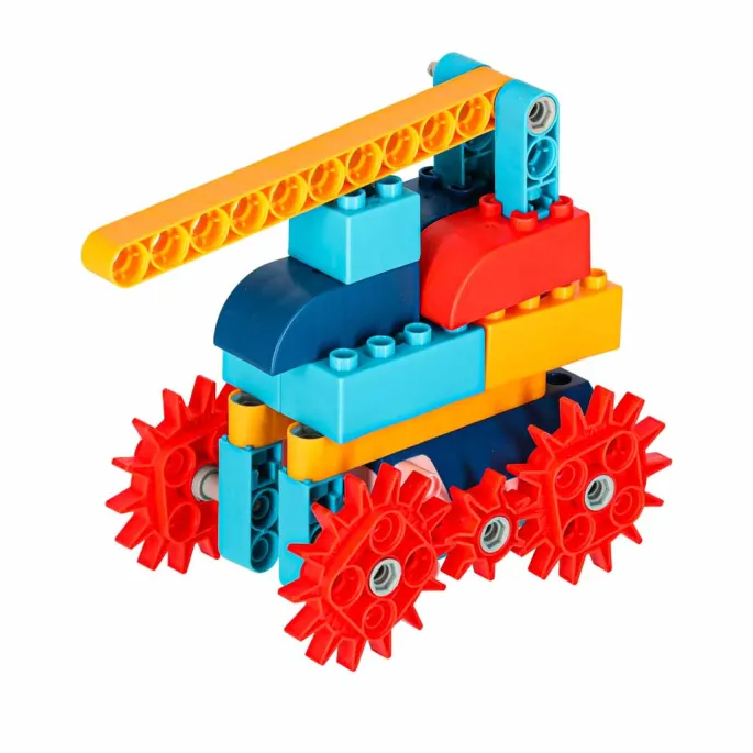 elementy zestawu STEM: klocki, koła zębate, silnik i ładowarka USB