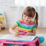 Inspirujący zestaw kredek i mazaków ze stolikiem i rzutnikiem dla dziecka