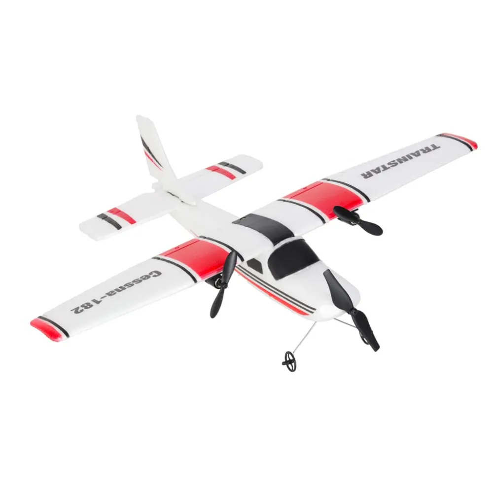 Model RC Cessna 182 podczas lotu w plenerze, białe i czerwone barwy