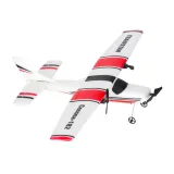 Podzespoły i akumulator szybowca akrobata Cessna 182 na stole