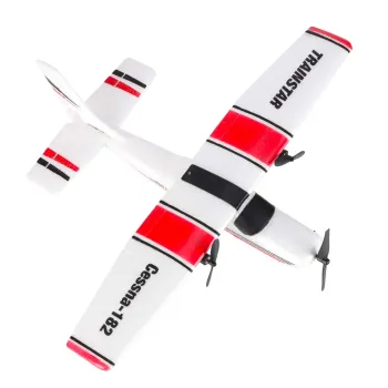 Cessna 182 RC wykonujący figurę akrobatyczną na niebie