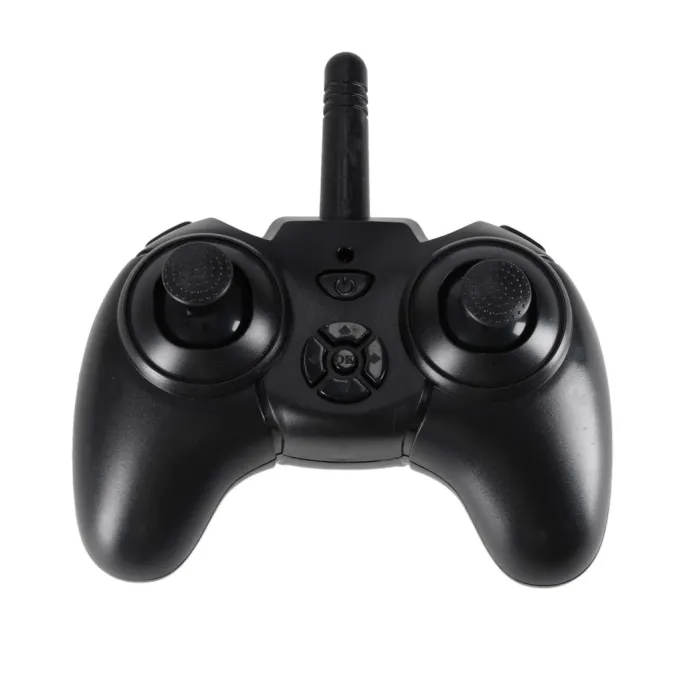 RC Cessna 182 gotowy do startu na tle trawiastego pasa modelarskiego