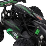 Sterowany samochód wyczynowy High Speed Stunt podczas pokonywania przeszkód