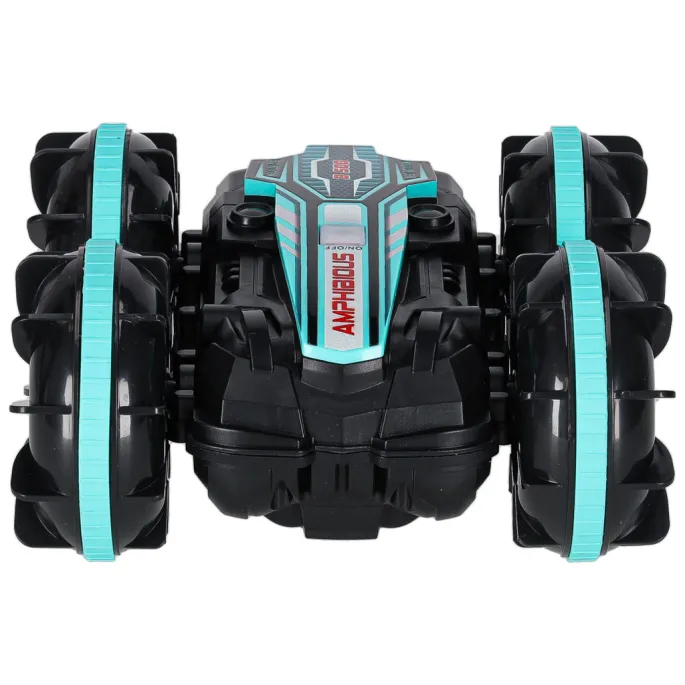 Samochód RC amfibia podczas jazdy po kałuży