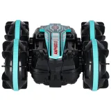 Samochód RC amfibia podczas jazdy po kałuży