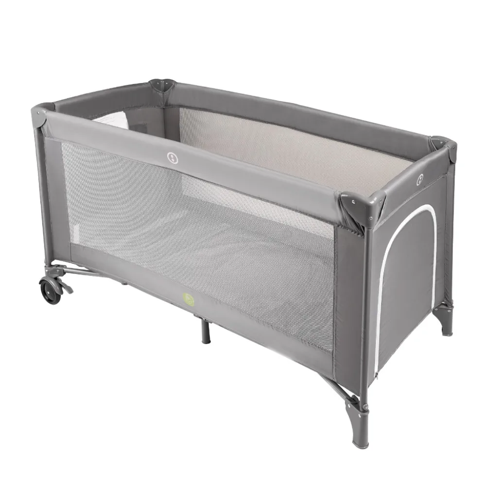 Złożone łóżeczko dziecięce turystyczne gotowe do transportu