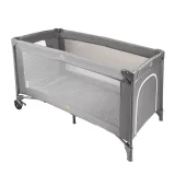 Złożone łóżeczko dziecięce turystyczne gotowe do transportu