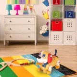 Piesek robot zachęcający do nauki angielskich słówek w domu