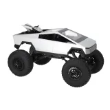 Pickup RC climbing vehicle z dużymi kołami terenowymi na dworze