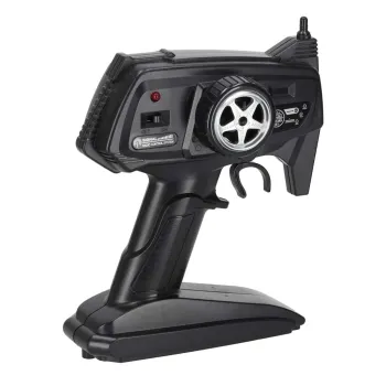 Pilot do sterowania pickupem RC w dłoni dziecka