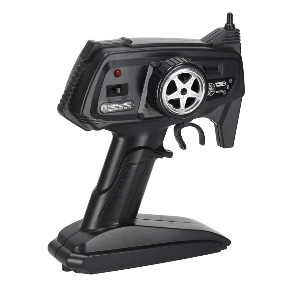 Pilot do sterowania pickupem RC w dłoni dziecka