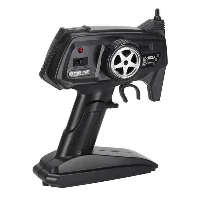 Pilot do sterowania pickupem RC w dłoni dziecka