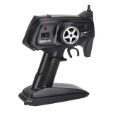 Pilot do sterowania pickupem RC w dłoni dziecka