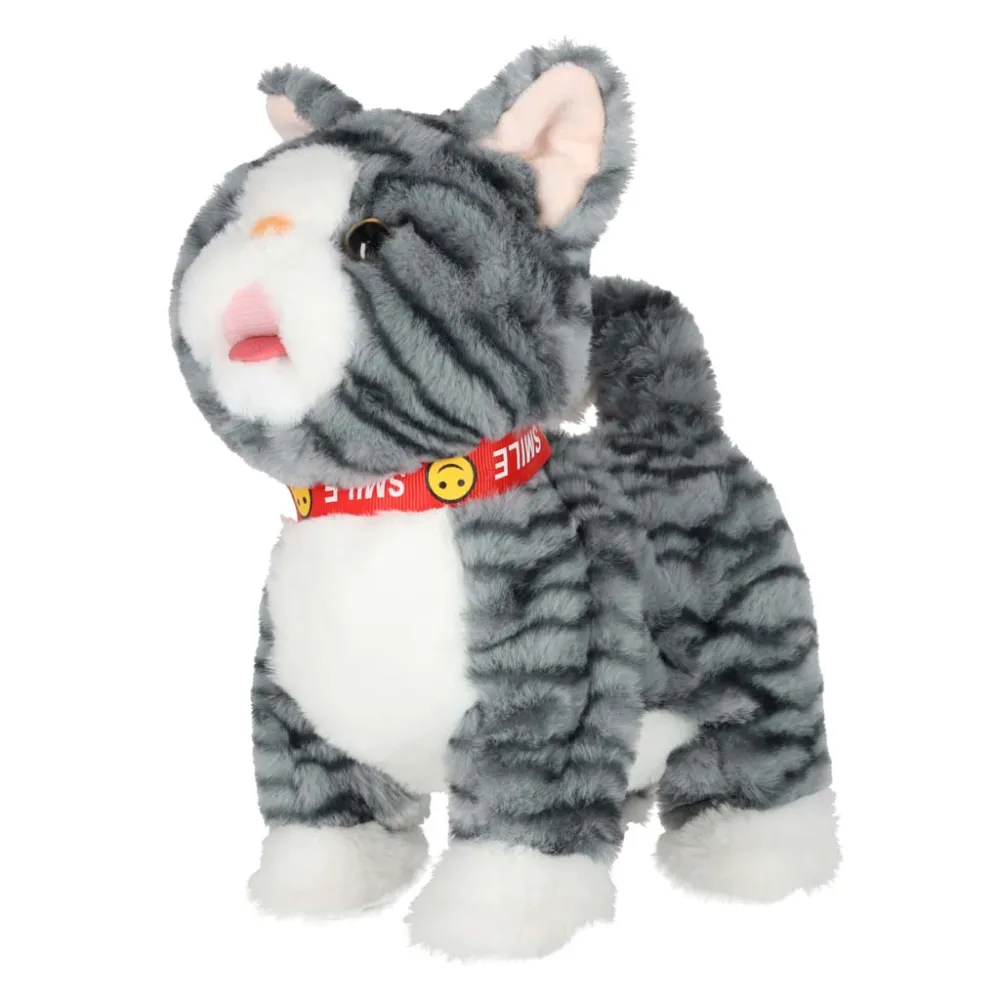 Pluszowy kotek szary podczas chodzenia na różowej smyczy