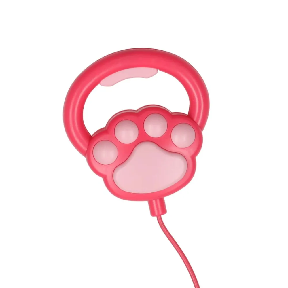 Kotek śpiewający wesołe piosenki w języku angielskim na smyczy