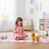 Beżowy kotek na smyczy z kolorowym opakowaniem prezentowym