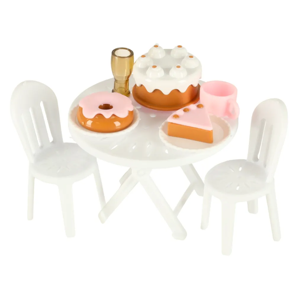 Kamper RC z rozłożonym banerem i dekoracjami do zabawy