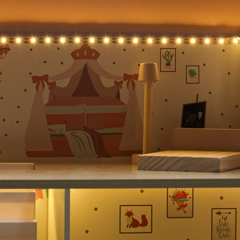 Drewniany domek z LED, różowy design z zielenią i imitacją drewna dla dzieci