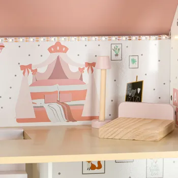 Różowy domek z kompletem mebli i figurkami, wspierający wyobraźnię dziecka