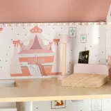 Różowy domek z kompletem mebli i figurkami, wspierający wyobraźnię dziecka