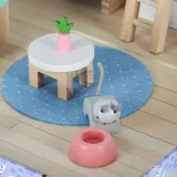 Drewniany domek dla lalek do przenoszenia z figurkami kot i pies