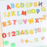 Tablica z liczydłem i wskazówkami zegara – pomysł na prezent dla dziecka