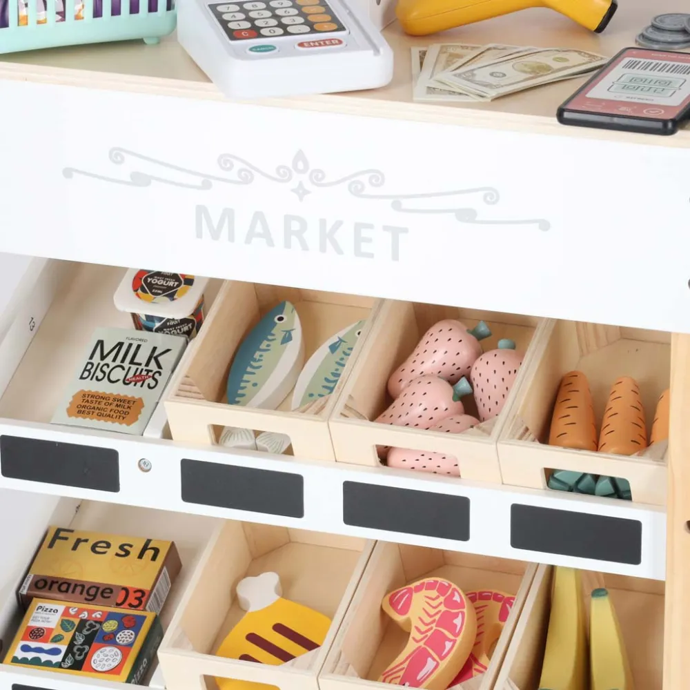 Market z koszykiem, produktami spożywczymi i zabawkowymi pieniędzmi